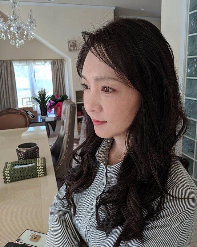 现在手工编织挣钱吗（家庭主妇靠编织手工包成为人生赢家）-天下副业